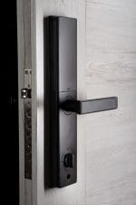 fekete-HiSec-Mars-Okos-zár-v2-ajtoba-szerelve-01