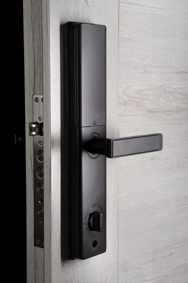 fekete-HiSec-Mars-Okos-zár-v2-ajtoba-szerelve-01