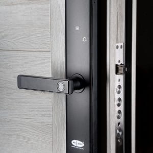 fekete-HiSec-Mars-Okos-zár-v2-ajtoba-szerelve-02